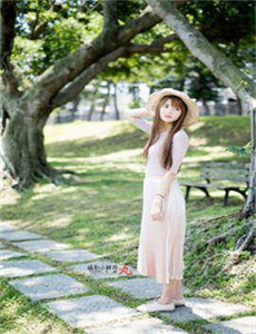 《男的扎女生胸前的情侣头像》